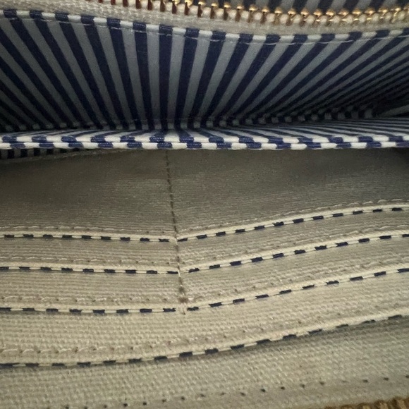 Martha's Vineyard Vines Whales Large Zip Around Wallet - Picture 8 of 9